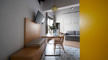 Een moderne keuken met een ingebouwde bank, een eettafel en stoelen.