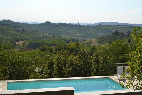 Piscine extérieure, parasols de plage, chaises longues