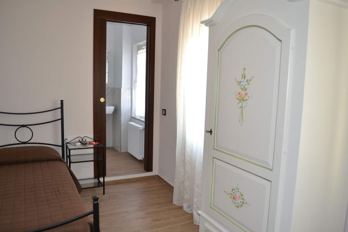 Cots/infant beds, rollaway beds, free WiFi, bed sheets