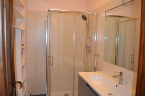 Double Room (Nebbiolo) | Bathroom - Affittacamere Casa Caimotta (Neive)