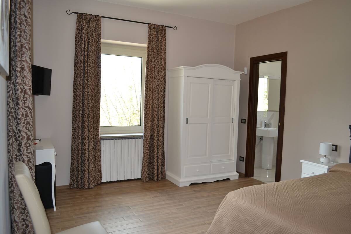 Cots/infant beds, rollaway beds, free WiFi, bed sheets
