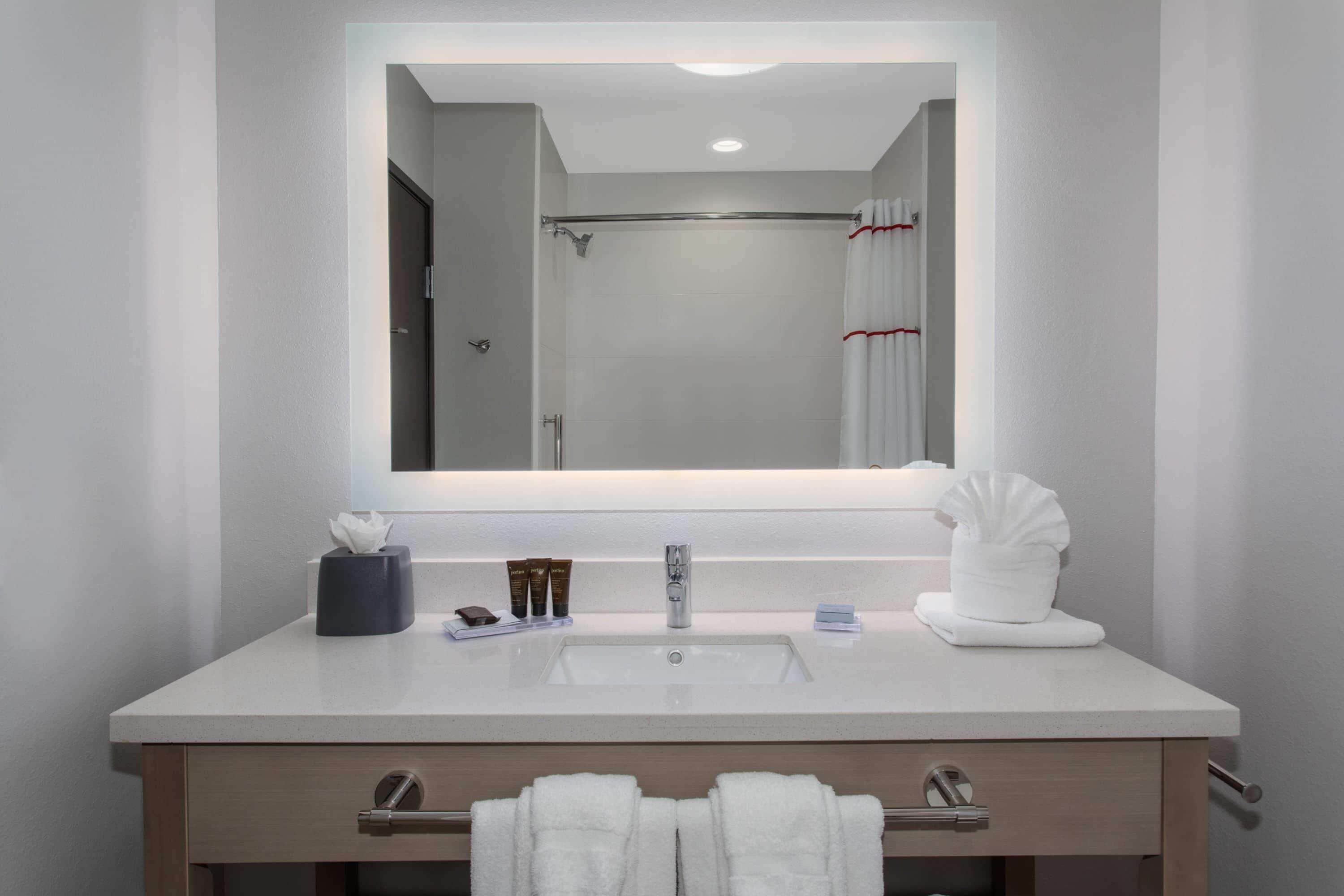 combined shower/bathtub, hydromassage showerhead, free toiletries