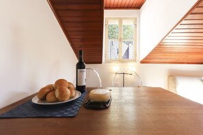 Apartment, 2 Bedrooms, Kitchen | In-room dining - Estrela Design by Homing (Lisbon)