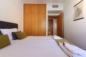 2 bedrooms, iron/ironing board, free WiFi, bed sheets - Estrela Design by Homing (Lisbon)