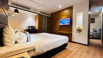 1 habitación, caja de seguridad en la habitación y escritorio