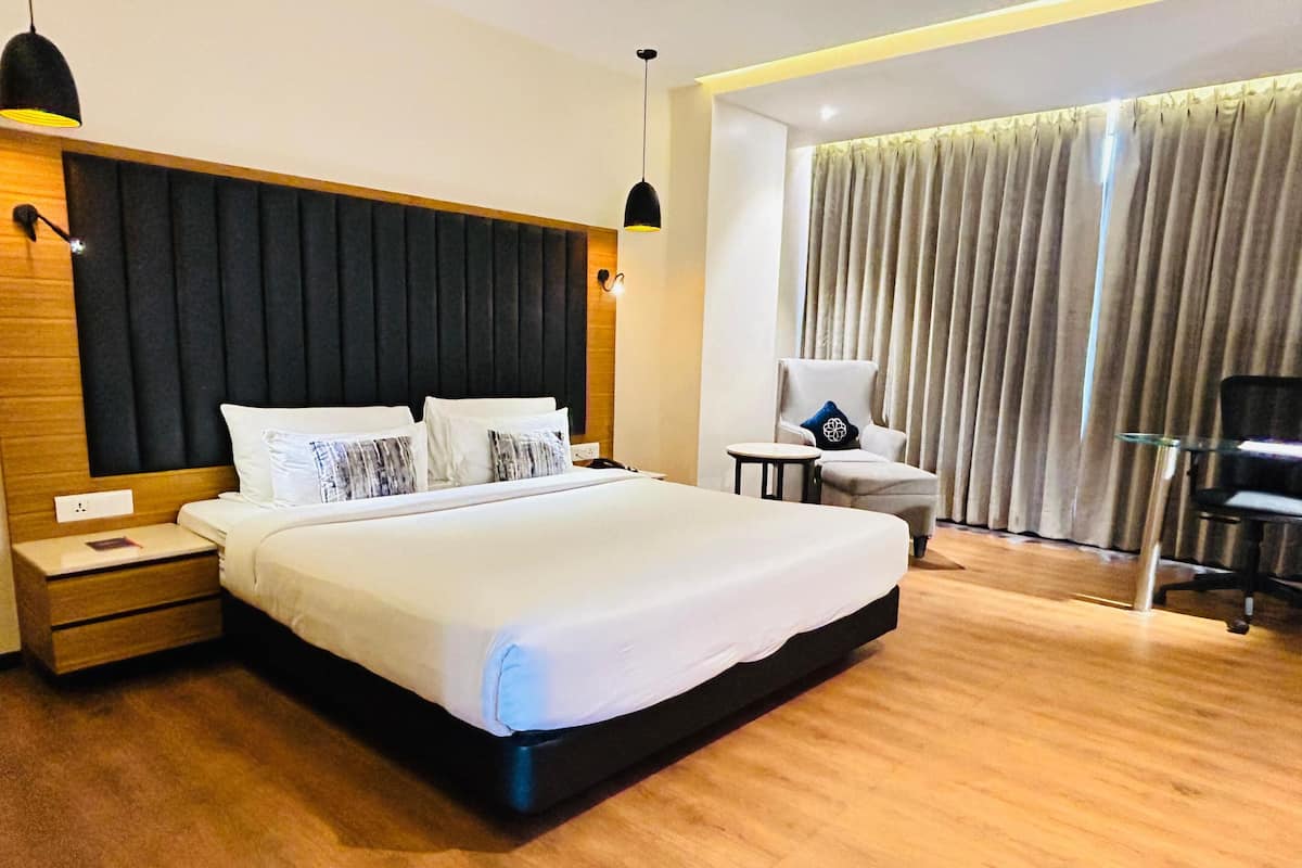 Quarto premium, 1 quarto, acessível, vista para a cidade | 1 quarto, cofres nos quartos, escrivaninha