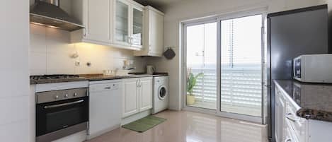 Appartement, 2 chambres, 2 salles de bains, vue fleuve | Cuisine privée | Grand réfrigérateur, micro-ondes, four, plaque de cuisson