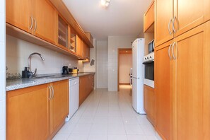 Apartamento, 4 quartos, 2 banheiros | Cozinha privada | Geladeira grande, micro-ondas, fogão, cooktop
