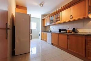 Appartement, 4 chambres, 2 salles de bains | Cuisine privée | Réfrigérateur grande capacité avec congélateur, four à micro-ondes