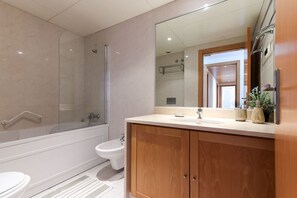 Apartment, 4 Bedrooms, 2 Bathrooms | Bathroom | Combined shower/bathtub, hair dryer, towels, soap - Expo Prestige by Homing (Lisbon)