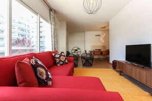 Apartment, 4 Schlafzimmer, 2 Bäder | Wohnbereich | Flachbildfernseher