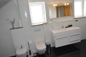 Phòng Suite tiện nghi đơn giản, 5 phòng ngủ, quang cảnh hồ | Phòng tắm | Máy sấy tóc, dép đi trong nhà, khăn tắm, xà phòng