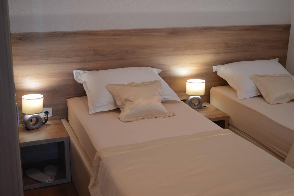 Appartamento, 1 camera da letto, vista lago | 1 camera, insonorizzazione, ferro/asse da stiro, Wi-Fi gratuito