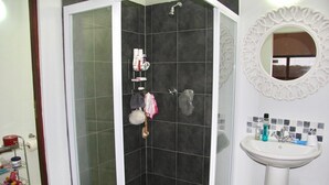 House | Bathroom | Shower, towels, toilet paper - Nkumbe 32 (Ponta d'Ouro)