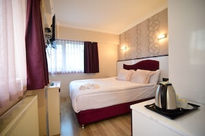 Habitación estándar con 1 cama matrimonial o 2 individuales, 1 cama matrimonial, vista a la ciudad | Vista desde la habitación