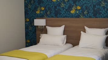 Ropa de cama de alta calidad y caja de seguridad en la habitación