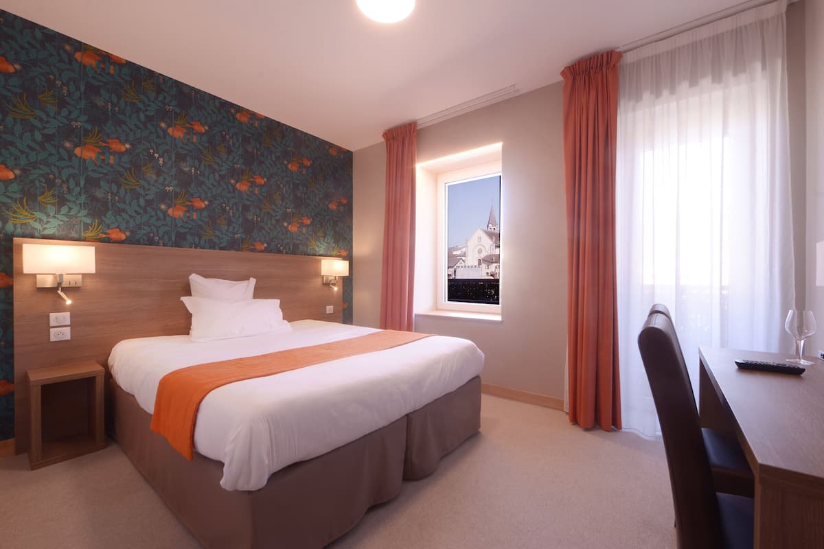 Double Room (vue Rhone) | Peralatan tempat tidur premium, peti besi dalam bilik, meja