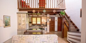 Villa | Wohnzimmer | Fernseher, Kamin