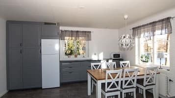 House, 2 Bedrooms | Private kitchen | Full-sized fridge, microwave, oven, stovetop