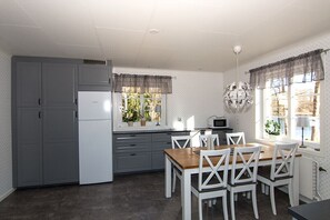Casa, 2 habitaciones | Cocina privada | Refrigerador con congelador, microondas, horno y parrilla de estufa 