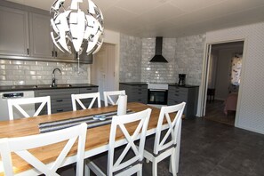 House, 2 Bedrooms | In-room dining