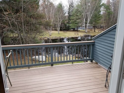 Valoisa ja tilava kaupunkitalo, lähellä Loon Mtn!