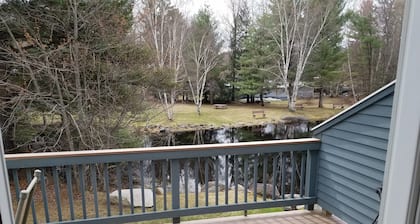 Valoisa ja tilava kaupunkitalo, lähellä Loon Mtn!