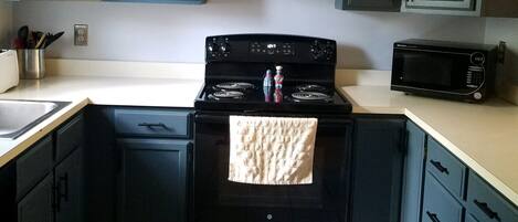 Coffee/tea maker, fridge, microwave, oven