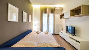 City Apartment, 2 Bedrooms | Living room | Flat-screen TV, Netflix