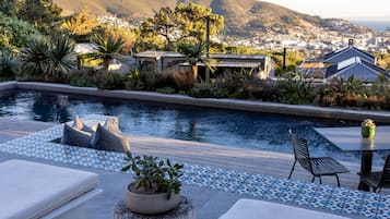 Piscine extérieure, parasols de plage, chaises longues