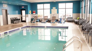 A swimming pool with lounge chairs and a changing room. - Hampton Inn & Suites Dundee (Dundee)