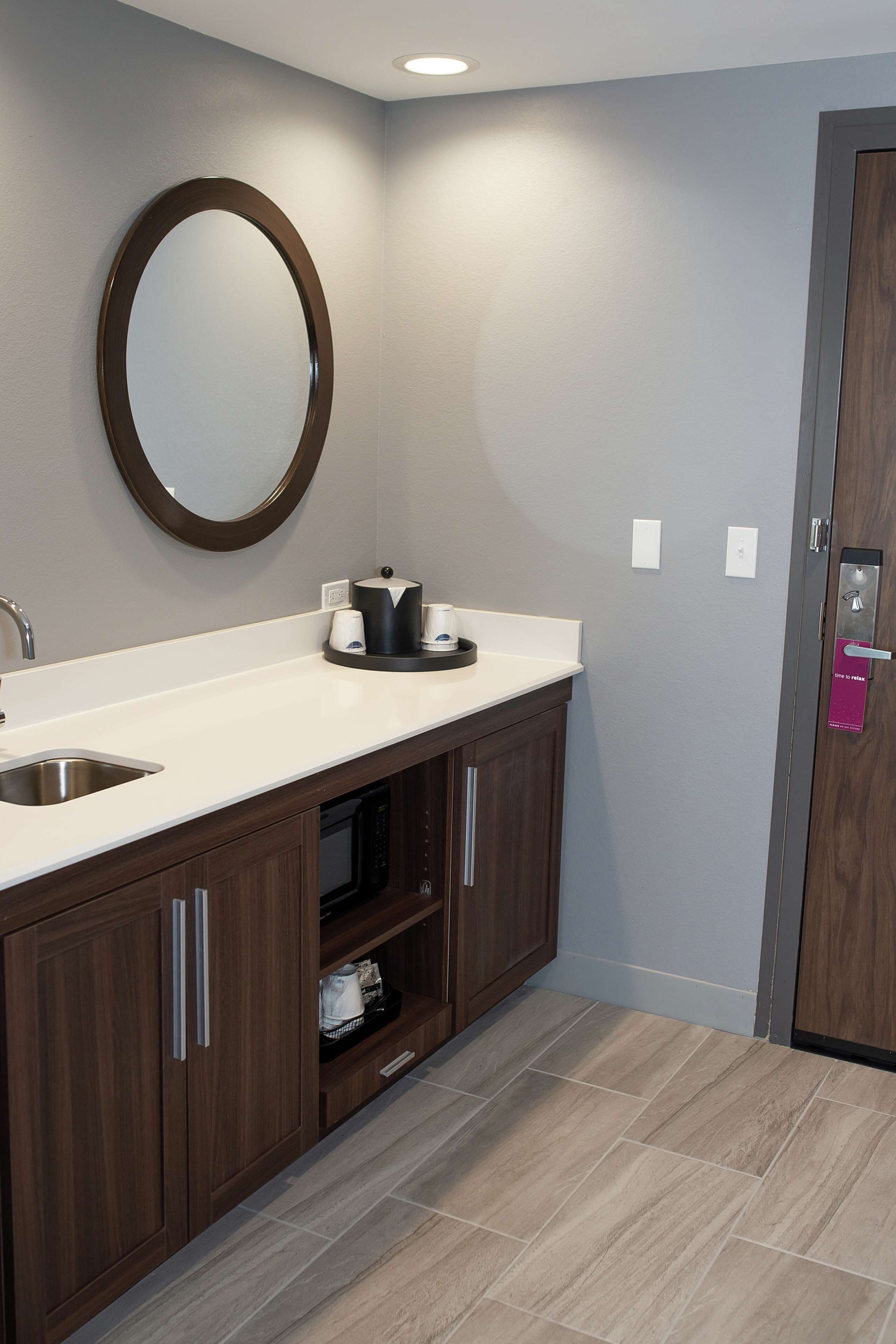 studio, 1 king bed, refrigerator & microwave (wet bar) | minibar