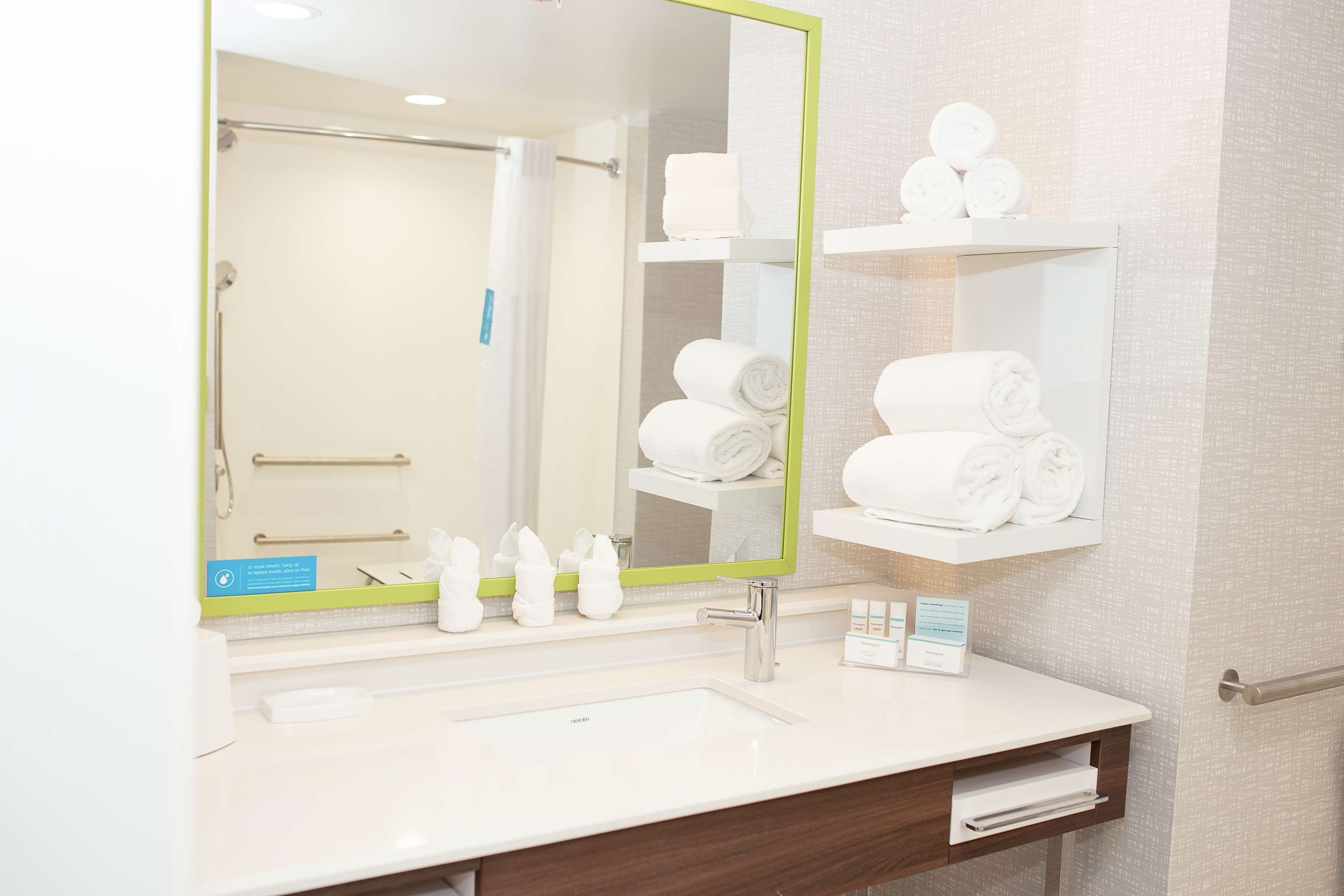 studio, 1 king bed, refrigerator & microwave (wet bar) | bathroom | free toiletries, hair dryer, towels