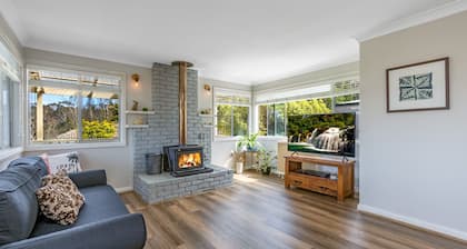 Sunflower Cottage - relax with spa bath and fireplace