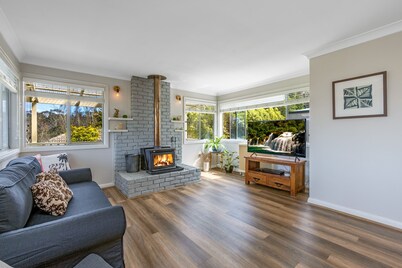 Sunflower Cottage - relax with spa bath and fireplace