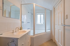 Combined shower/bathtub, jetted bath, hair dryer, towels - Sunflower Cottage - between Katoomba and Leura (Katoomba)