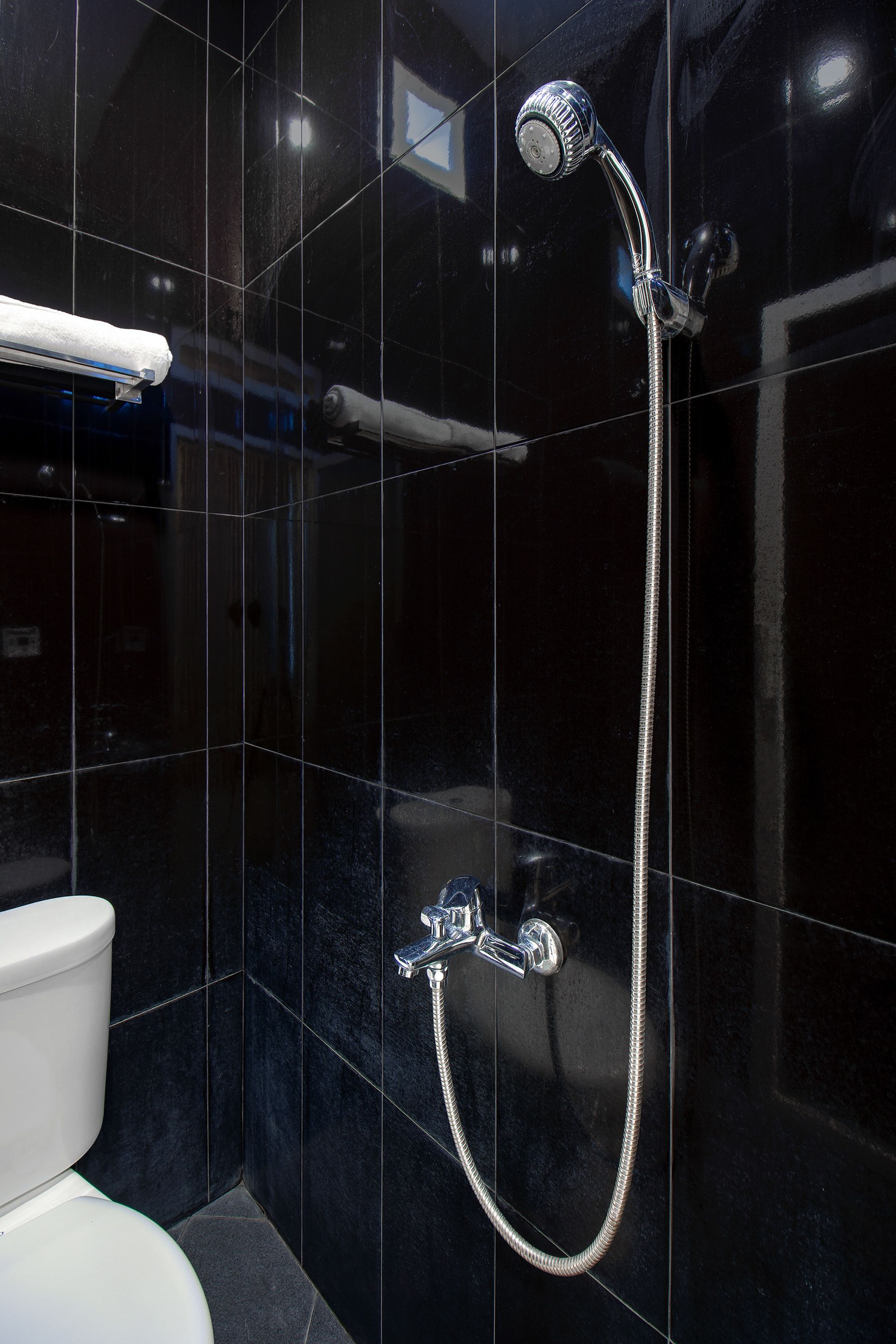 Standard Double Room | Bathroom | Shower, rainfall showerhead, towels