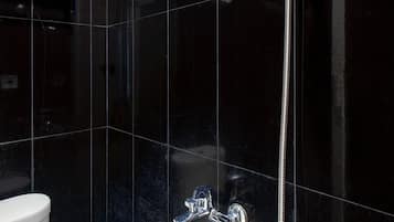 Standard Double Room | Bathroom | Shower, rainfall showerhead, towels