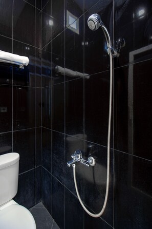 Standard Double Room | Bathroom | Shower, rainfall showerhead, towels - OYO 939 Rumah Teteh Syariah Kledokan (Depok)