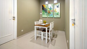 Dining - OYO 939 Rumah Teteh Syariah Kledokan (Depok)