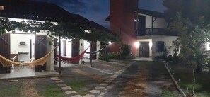 Family Apartment, 1 Bedroom, Garden View, Garden Area (Flat 1) | 1 quarto, roupas de cama premium, ferros/tábuas de passar roupa