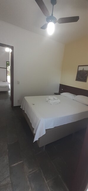 Family Apartment, 1 Bedroom, Garden View, Garden Area (Flat 1) | 1 quarto, roupas de cama premium, ferros/tábuas de passar roupa
