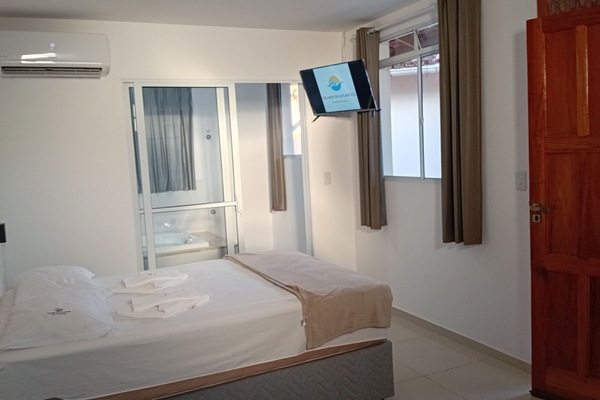 1 bedroom, premium bedding, desk, laptop workspace