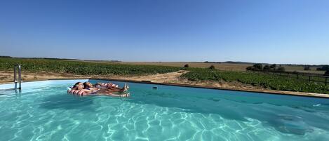 Panoraamachalet, kylpyhuone makuuhuoneen yhteydessä | Ulkouima-allas