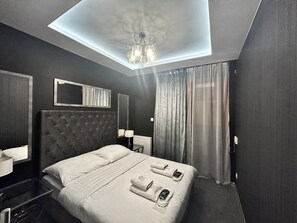 Grand appartement, terras, uitzicht op de binnenplaats | Italiaanse Frette-lakens, luxe beddengoed, pillowtop-bedden