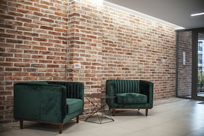 Coin salon dans le hall