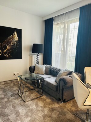 Royal Suite, 1 Queen Bed with Sofa bed, Courtyard View