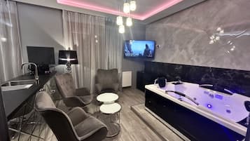 Apartamento grand, varanda, vista para o pátio | Área de estar | Smart TV