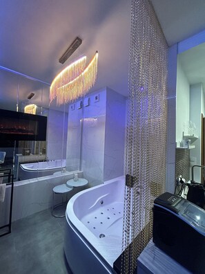 ห้องรอยัลสวีท, เตียงควีนไซส์ 1 เตียง และโซฟาเบด, วิวสวนหย่อม | ผ้าปูที่นอน Frette จากอิตาลี, เครื่องนอนระดับพรีเมียม
