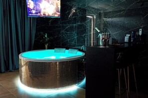Frette Italian sheets, premium bedding, pillow-top beds - Glass House Hot Tub Apartments (Kraków)
